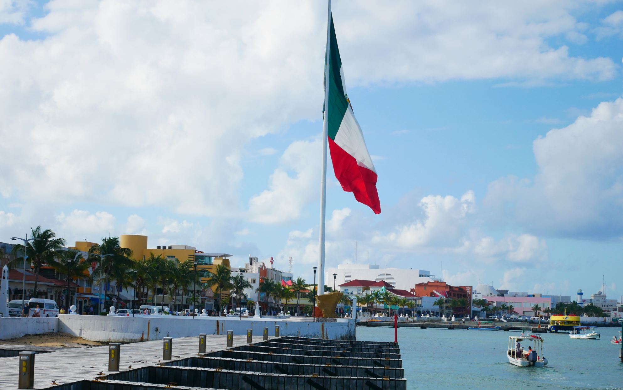 コスメル港のメキシコ国旗